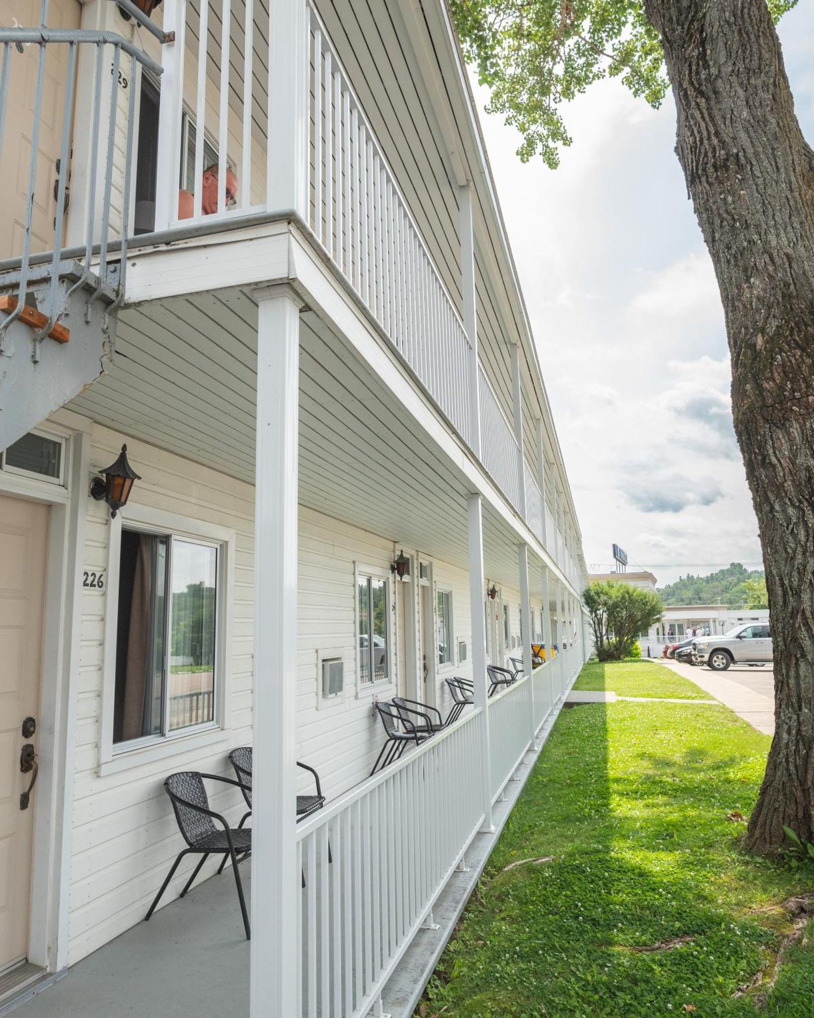Auberge le Parasol Chicoutimi Extérieur photo