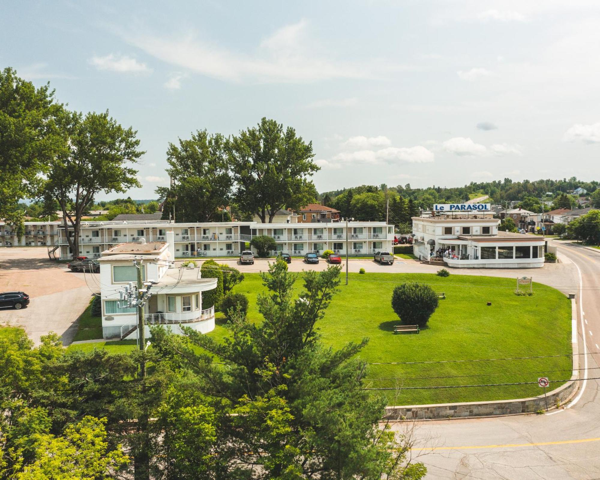 Auberge le Parasol Chicoutimi Extérieur photo