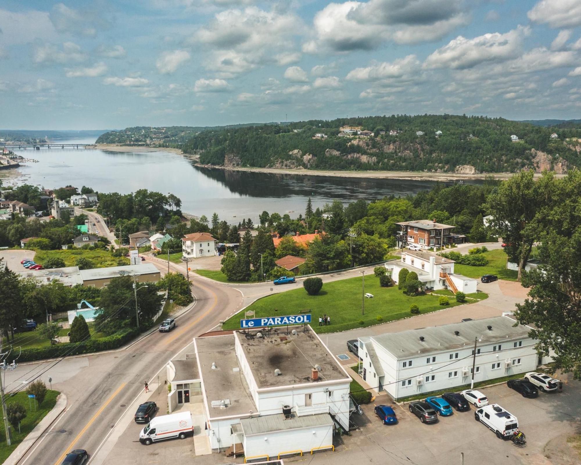 Auberge le Parasol Chicoutimi Extérieur photo