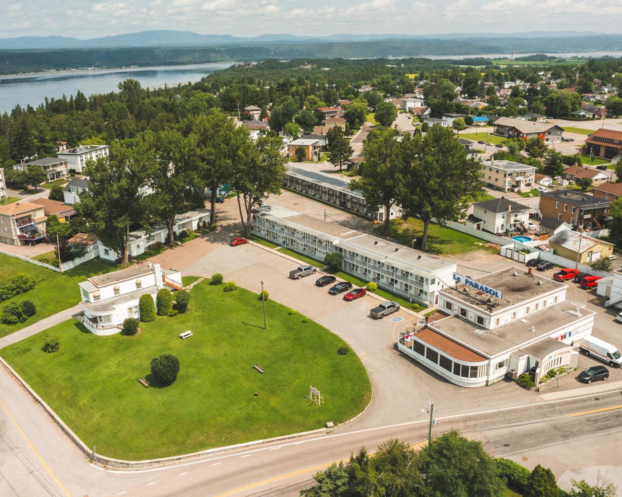 Auberge le Parasol Chicoutimi Extérieur photo