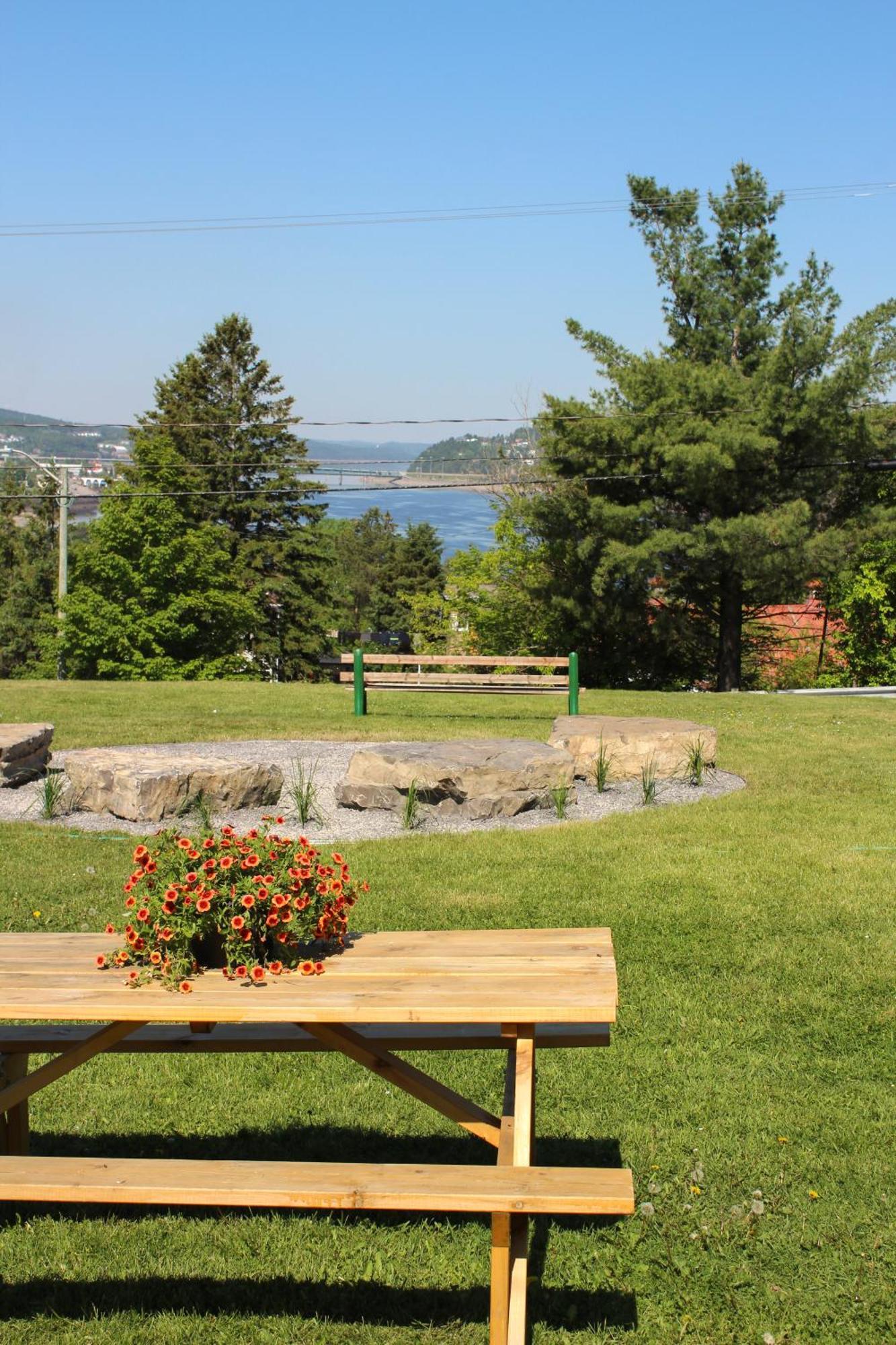 Auberge le Parasol Chicoutimi Extérieur photo