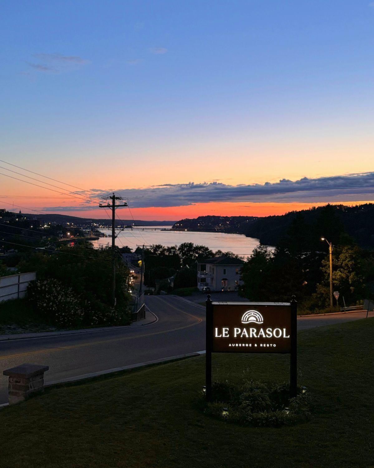 Auberge le Parasol Chicoutimi Extérieur photo